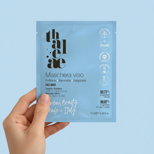 Maschera viso azzurra tenuta in mano