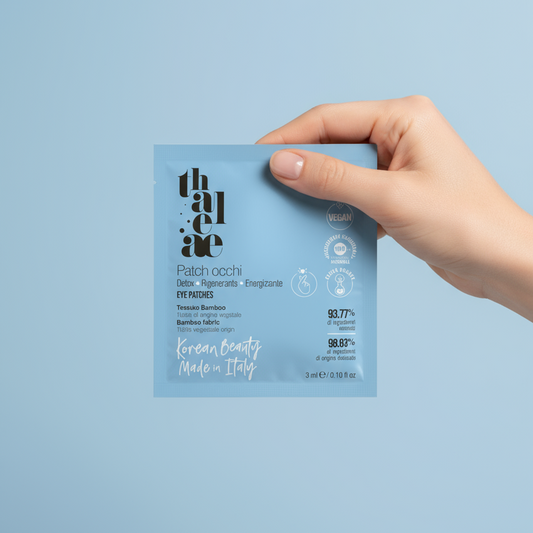 Patch occhi azzurra con mano vicino agli occhi